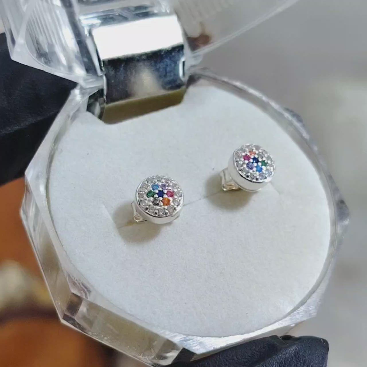 Aros pegados redondos con micro circones multicolor.