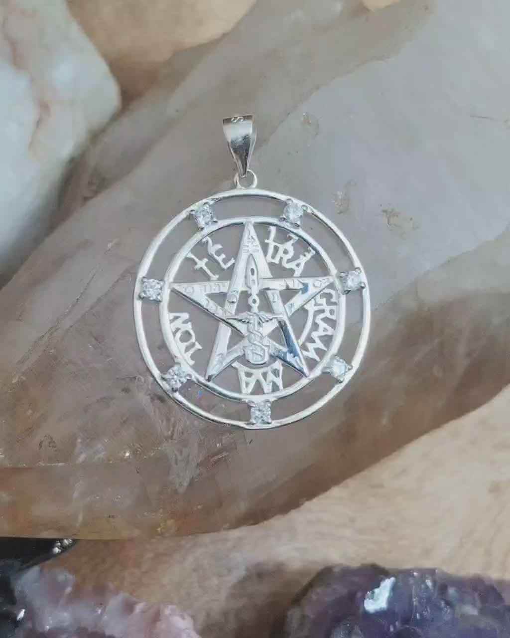 Dije Tetragramaton con incrustaciones de circones.