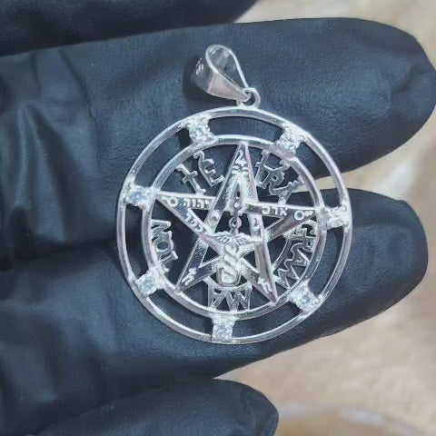 Dije tetragramaton con incrustaciones de circones