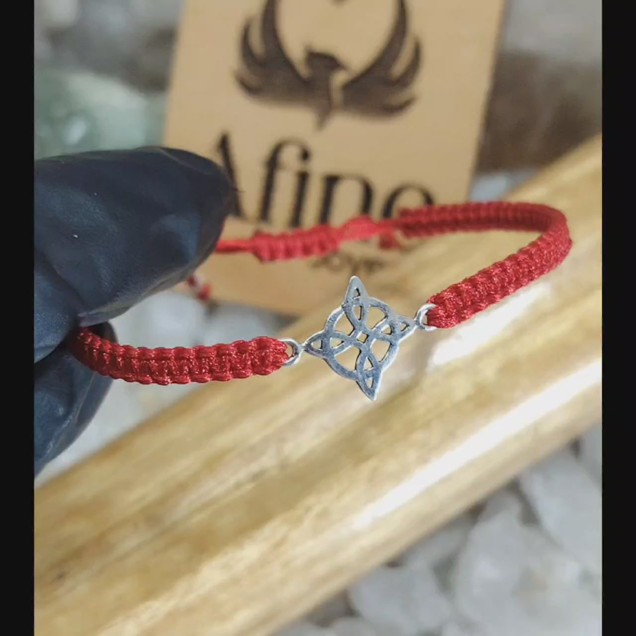 Pulsera de protección hilo rojo conector nudo de bruja
