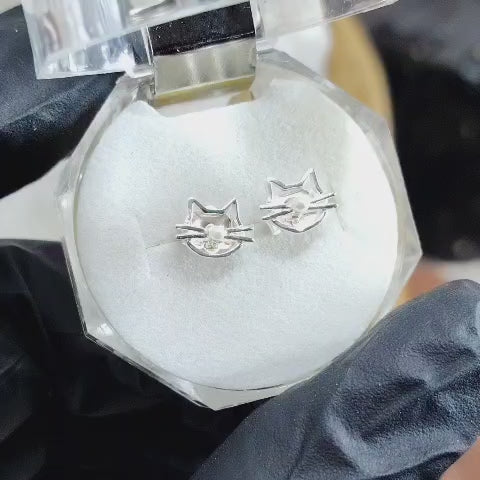 Aros pegados  Cara de Gato con perla blanca.