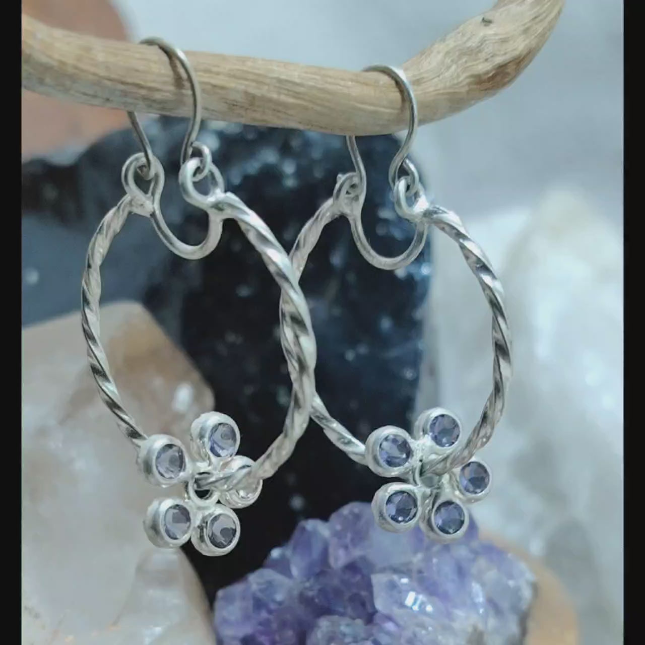 Argollas Enroscadas con chiche Flor con cristal morado