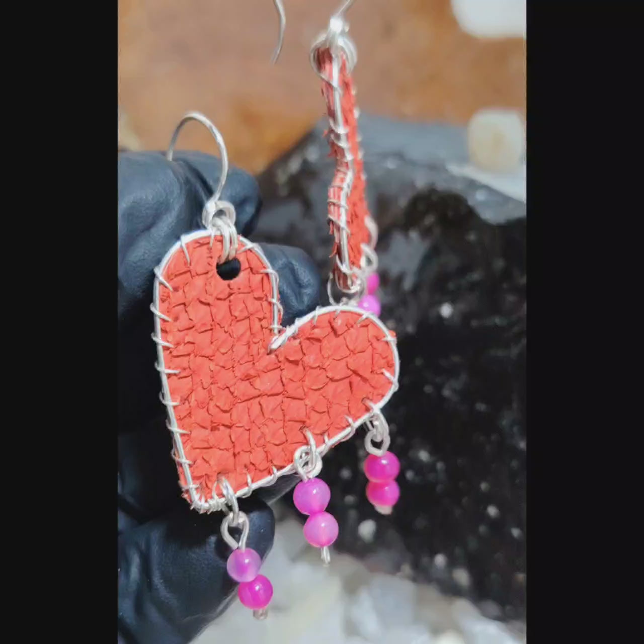 Aros largos de corazones naranjo intenso de cuero de salmón con baño de plata