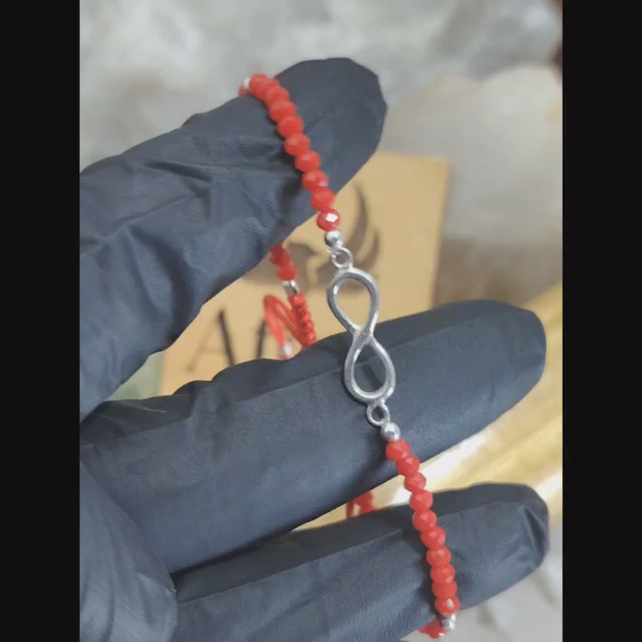 Pulsera de protección cristales rojos conector infinito