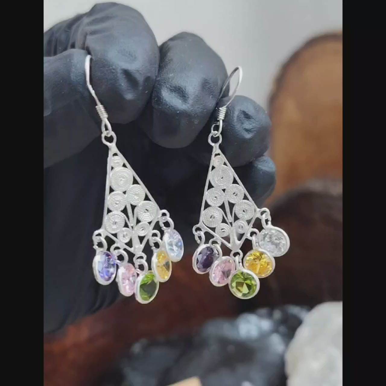 Aros largos con relieve y terminación en cristales de colores