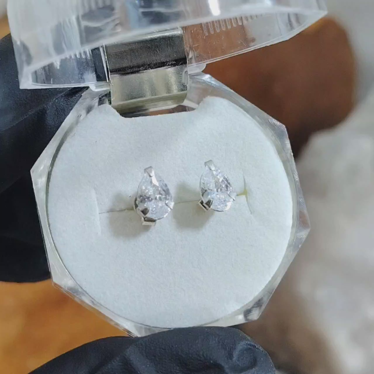 Aros pegados Gotas con circón traslúcido.