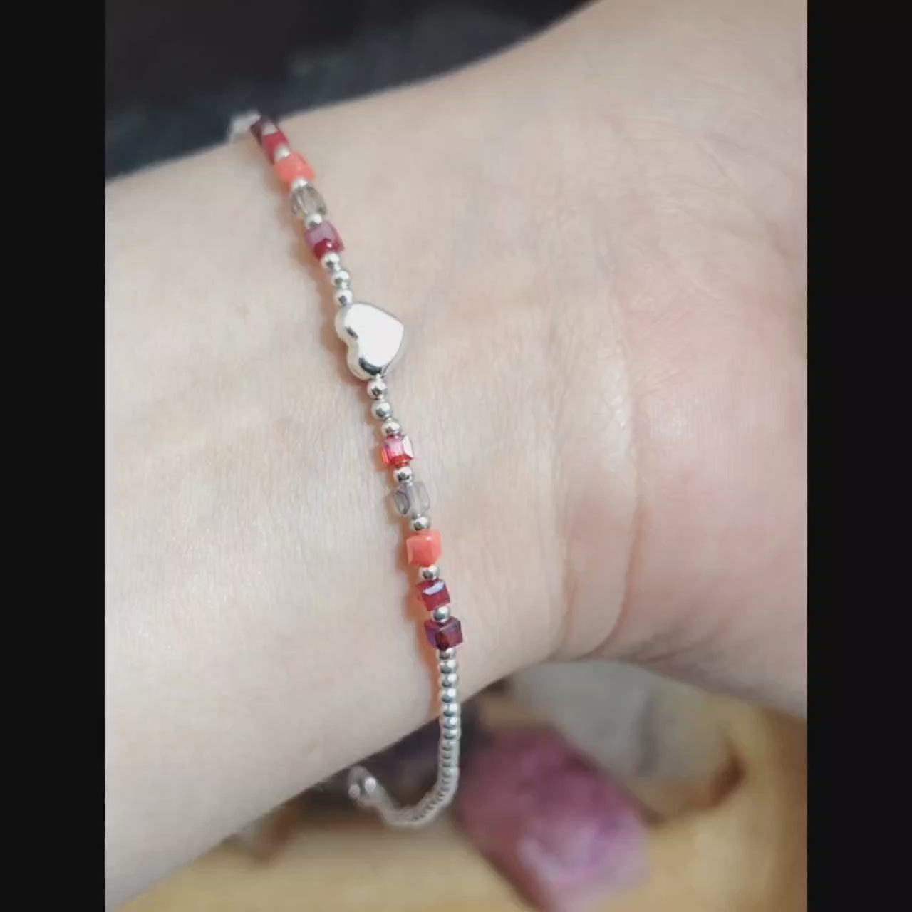 Pulsera Corazón con cuencas de plata y Cristales rojos.