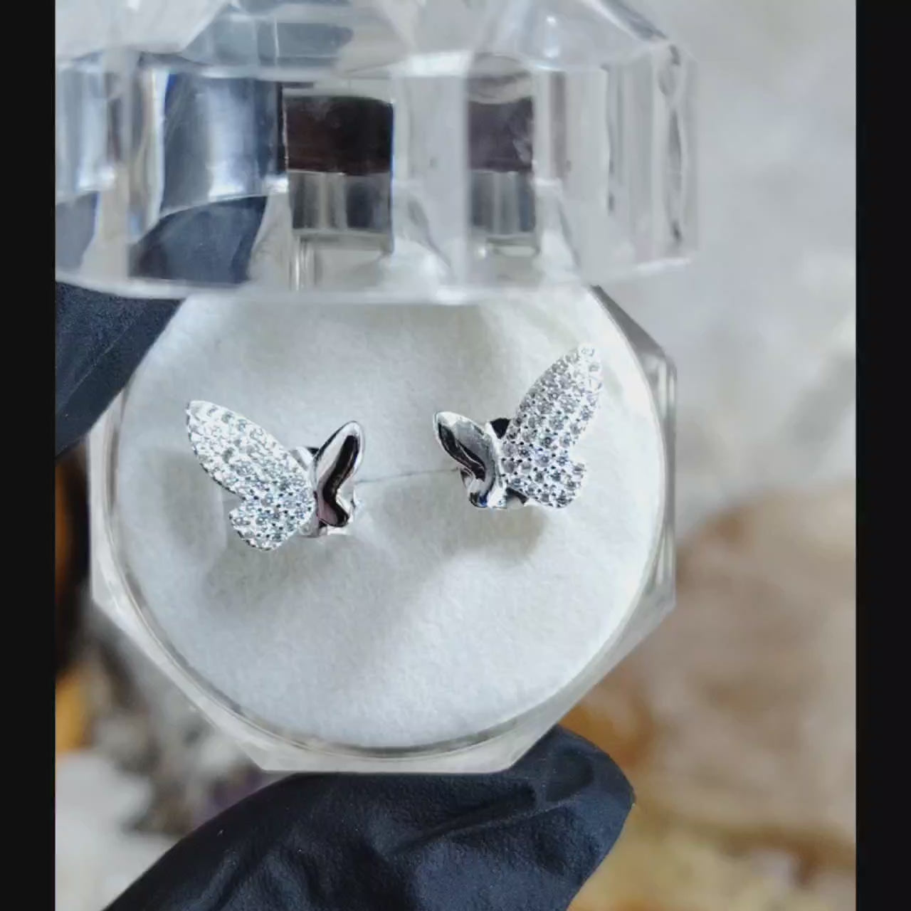 Aros pegados Mariposas alas asimétricas con incrustaciones.