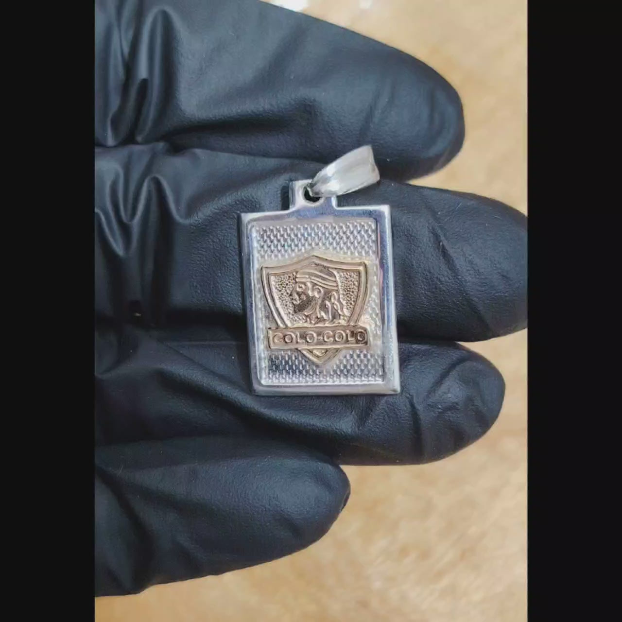 Dije Colo colo laminado con oro.