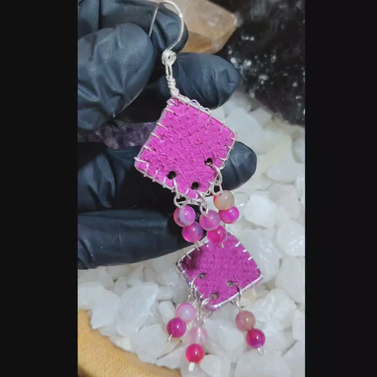 Aros largos rombo color fucsia  de cuero de salmón bañado en plata