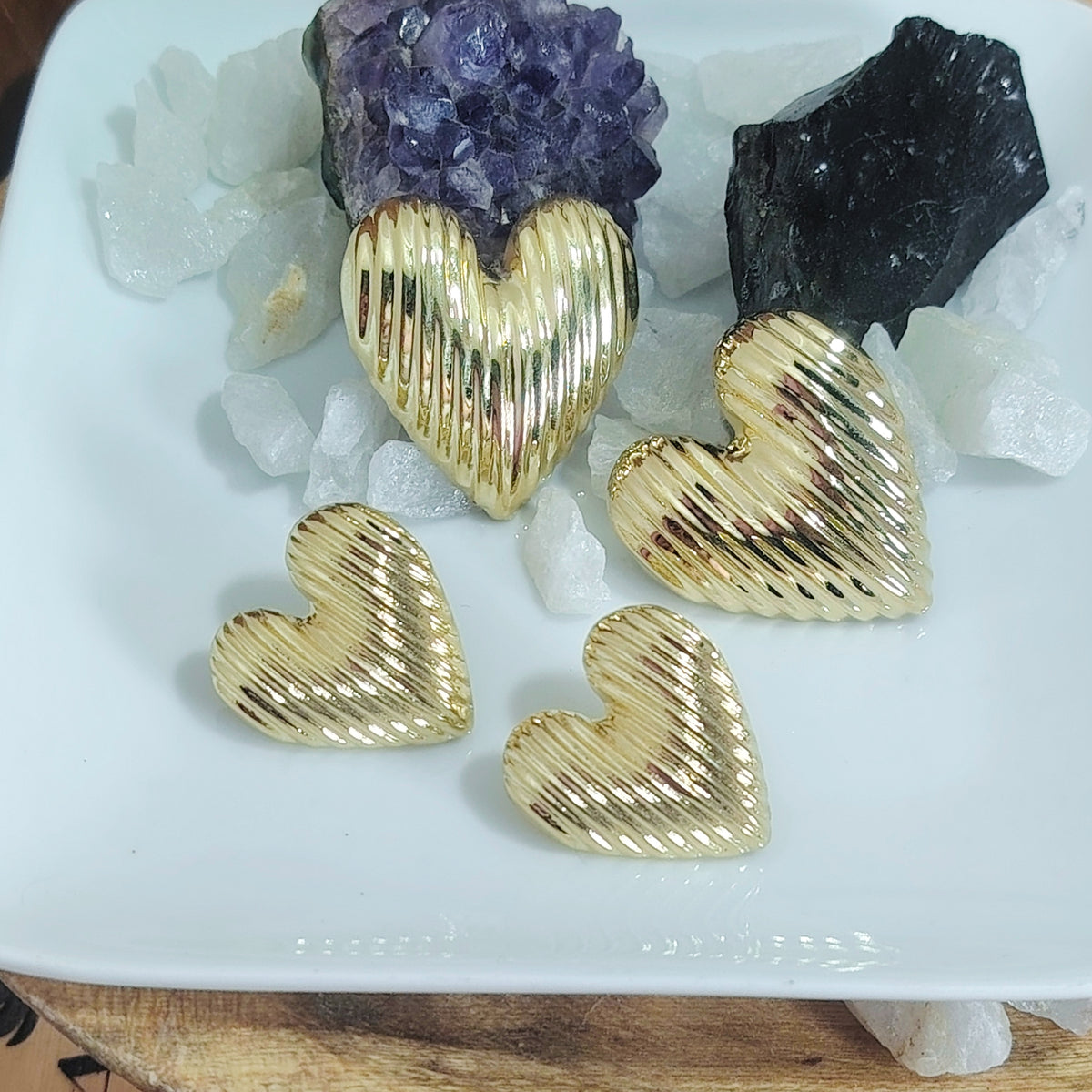 Aros pegados corazones ranurados enchapados en oro