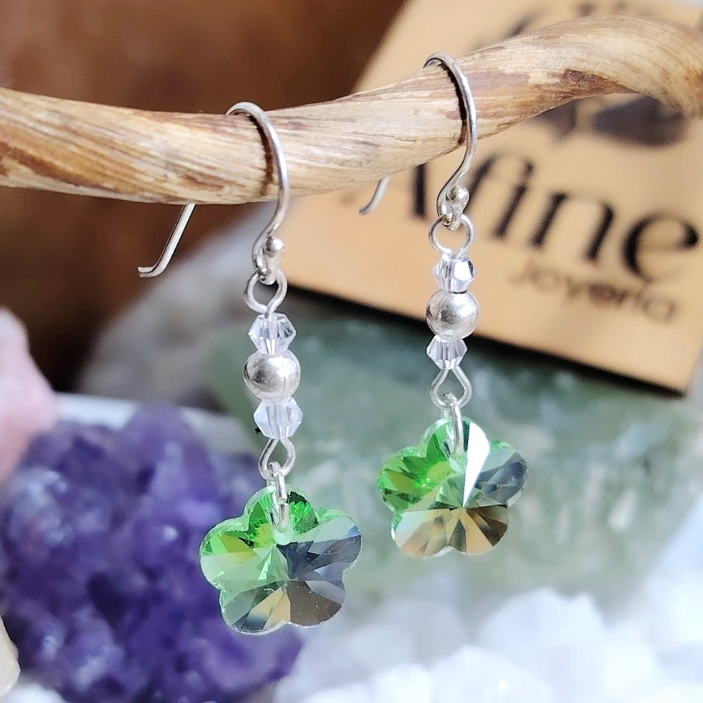 Aros largos de plata flor de cristal traslúcido verde