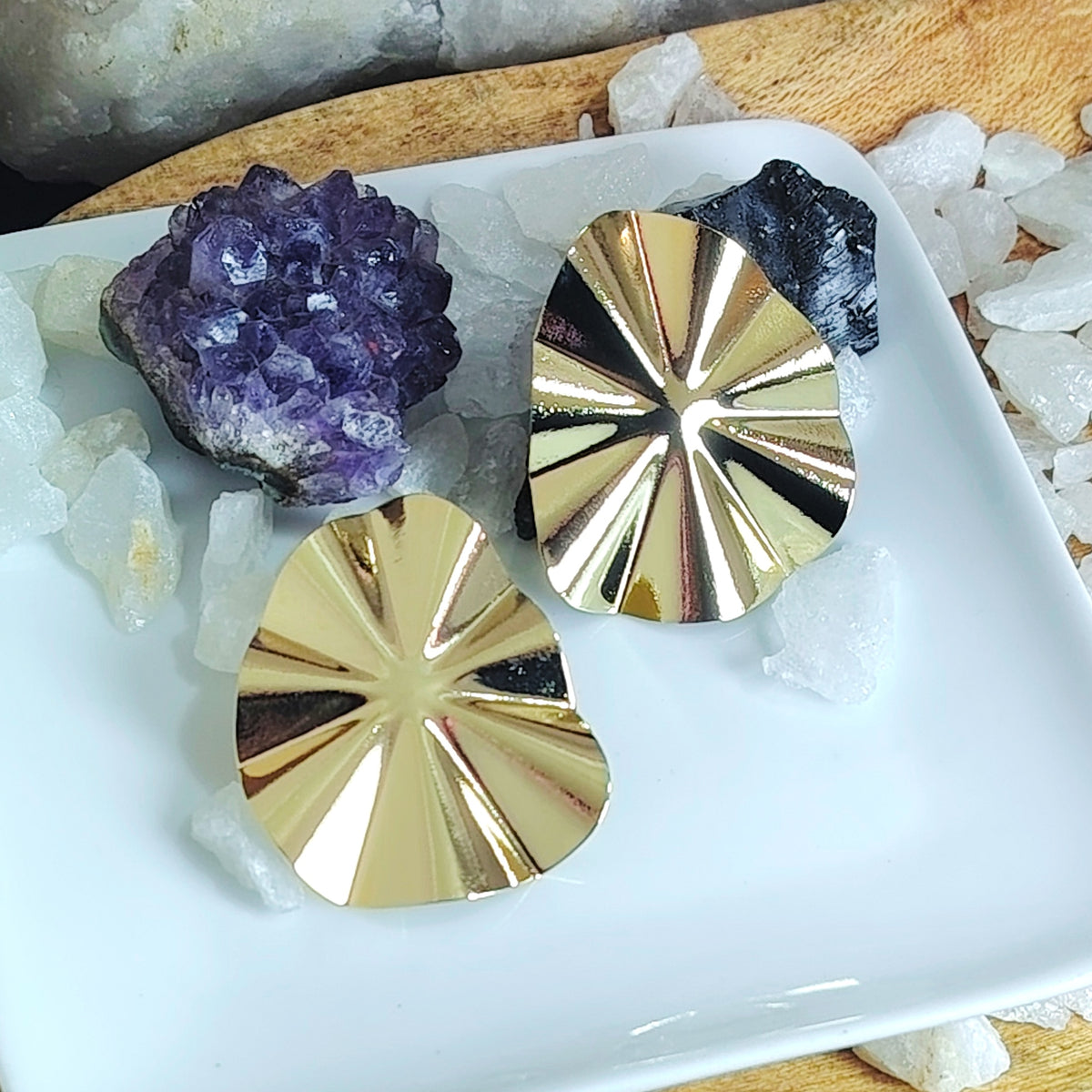 Aros pegados con ondas satinados enchapados en oro