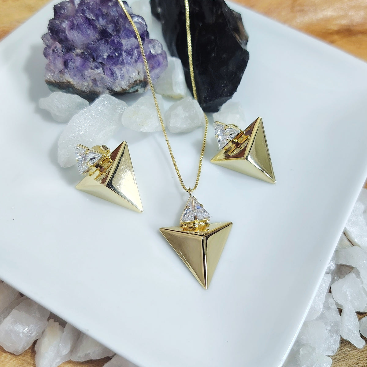 Conjunto triangulo invertido tridimensional enchapado en oro