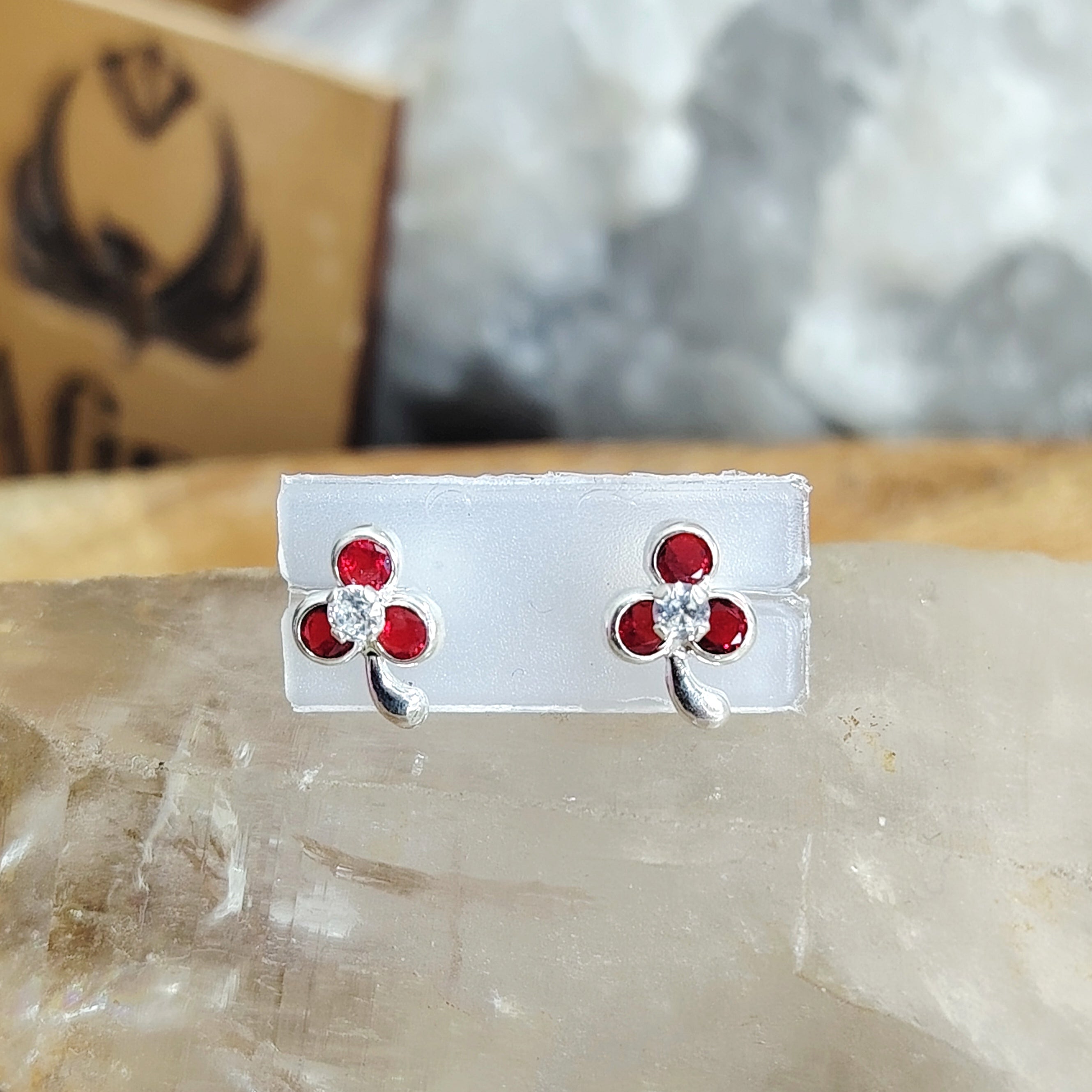 Aros Atornillados flor trebol cristales rojos