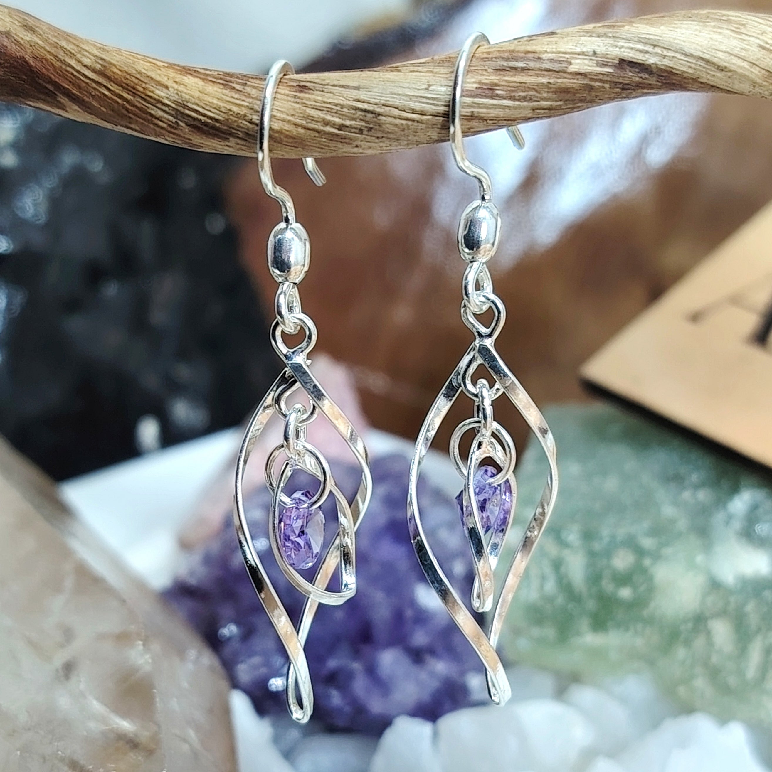 Aros largos de plata entrelazados con cristal morado
