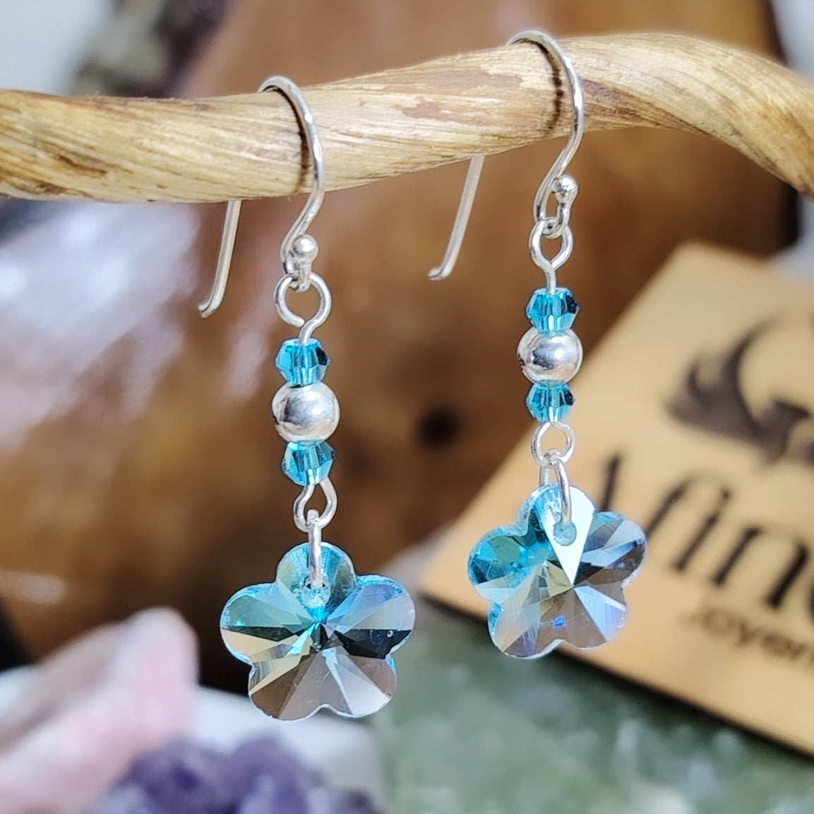 Aros largos de plata flor de cristal celeste traslúcido