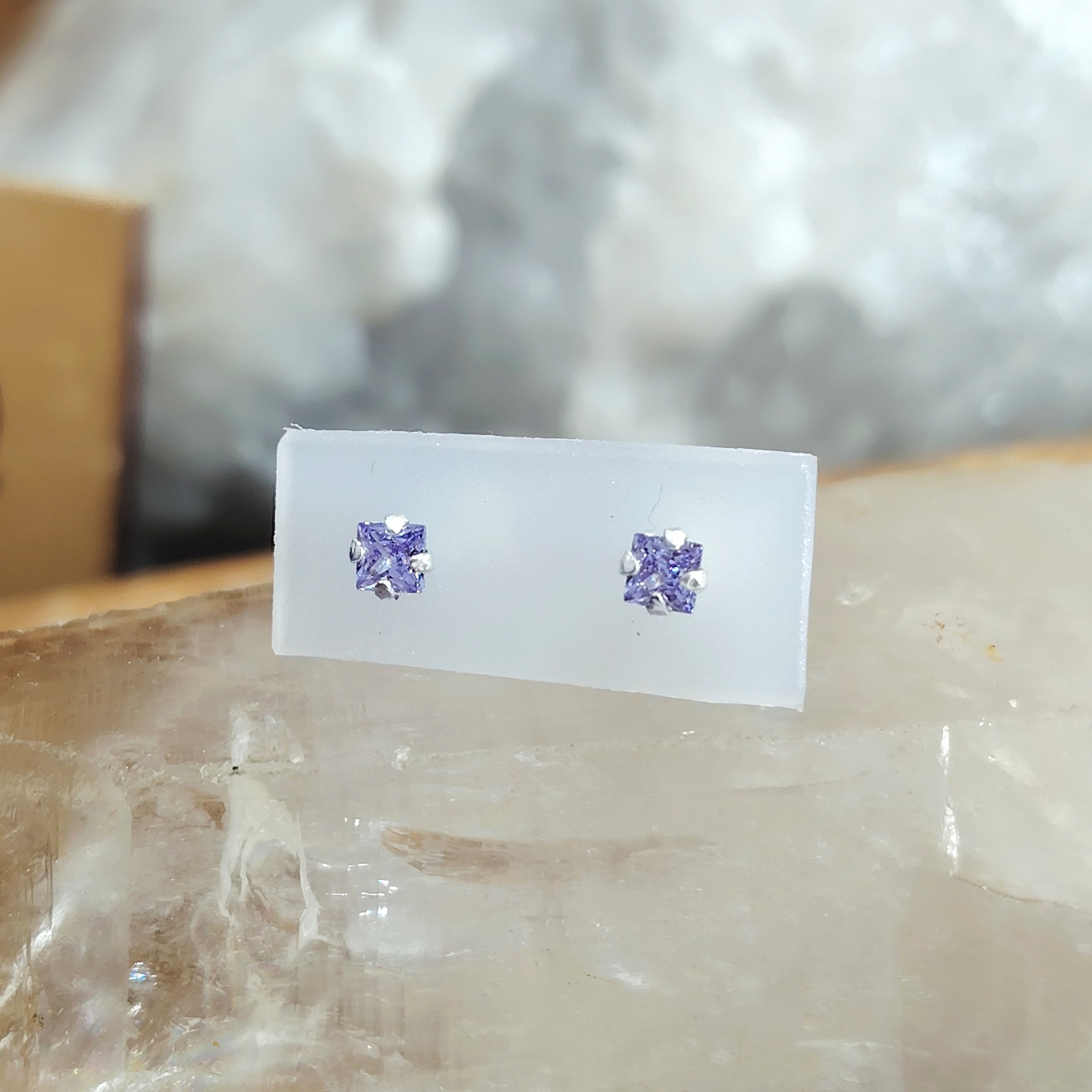 Aros Atornillados circon cuadrado morado 3 mm