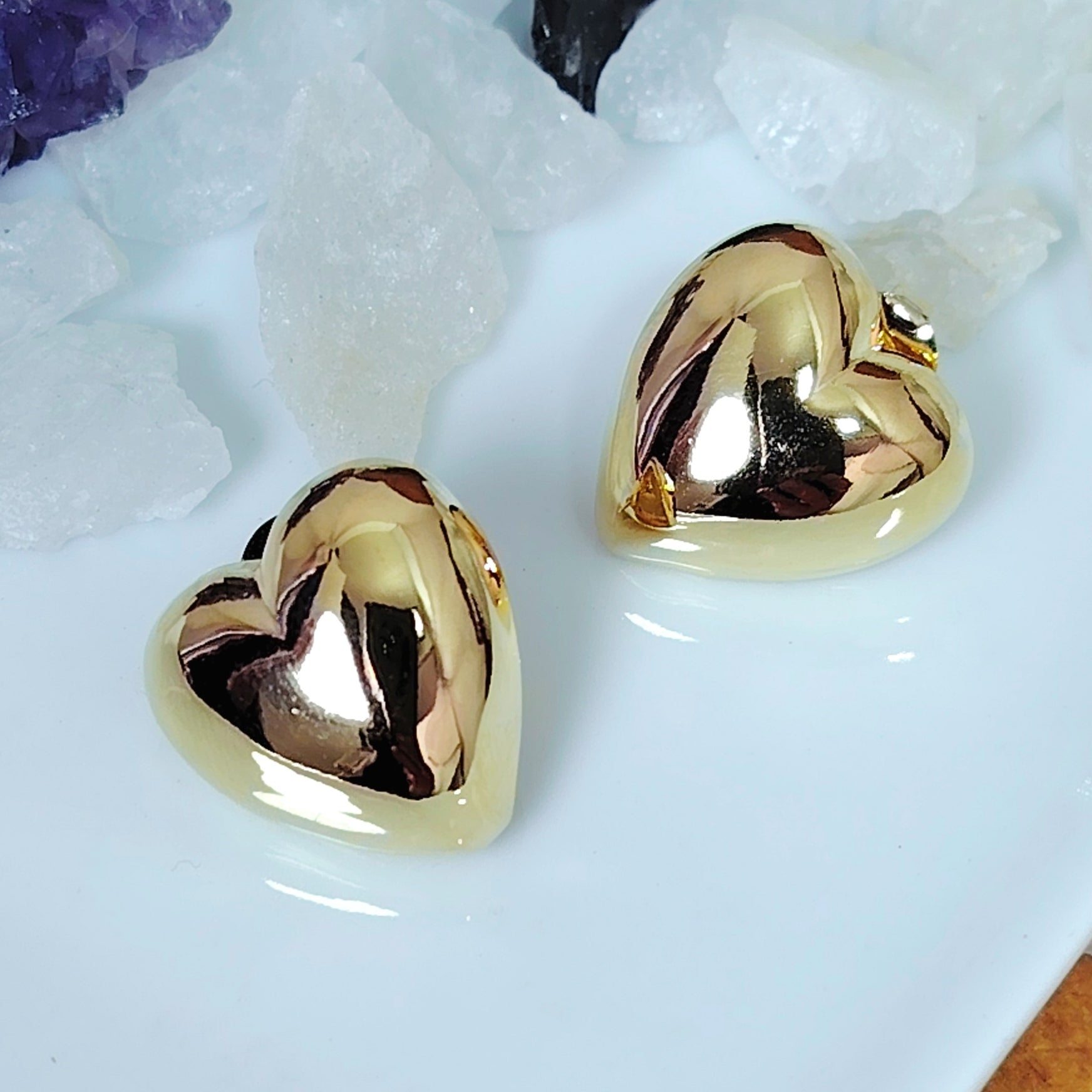 Aros pegados enchapados en oro corazones satinados