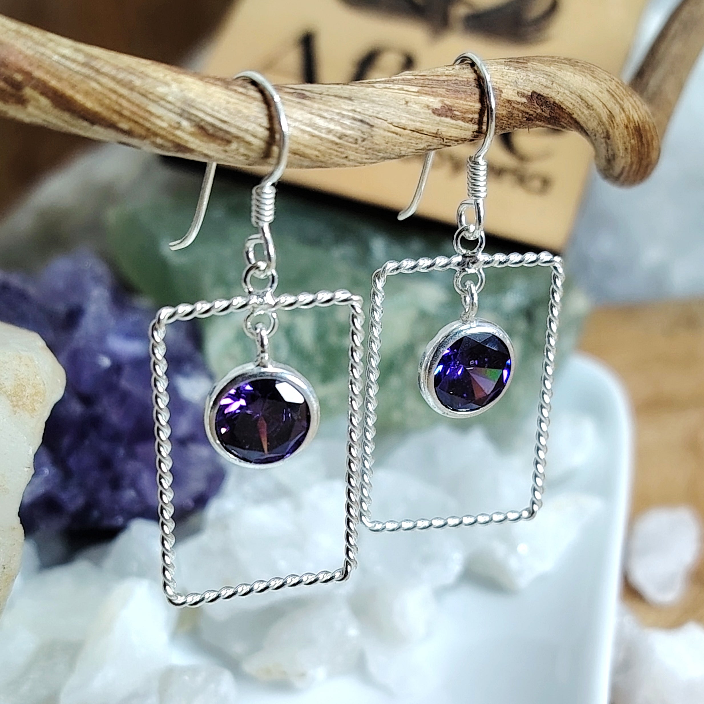 Aros largos de plata figura cuadrada con cristal amatista