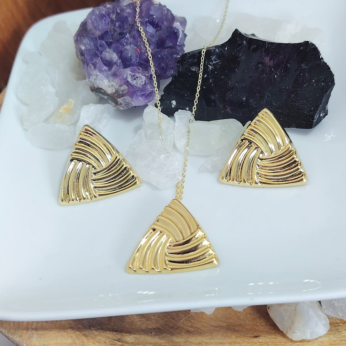 Conjunto triangular enchapado en oro