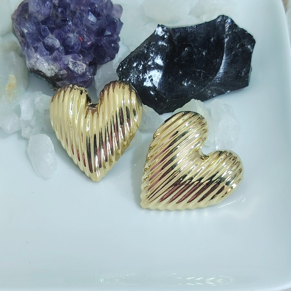 Aros pegados corazones ranurados enchapados en oro