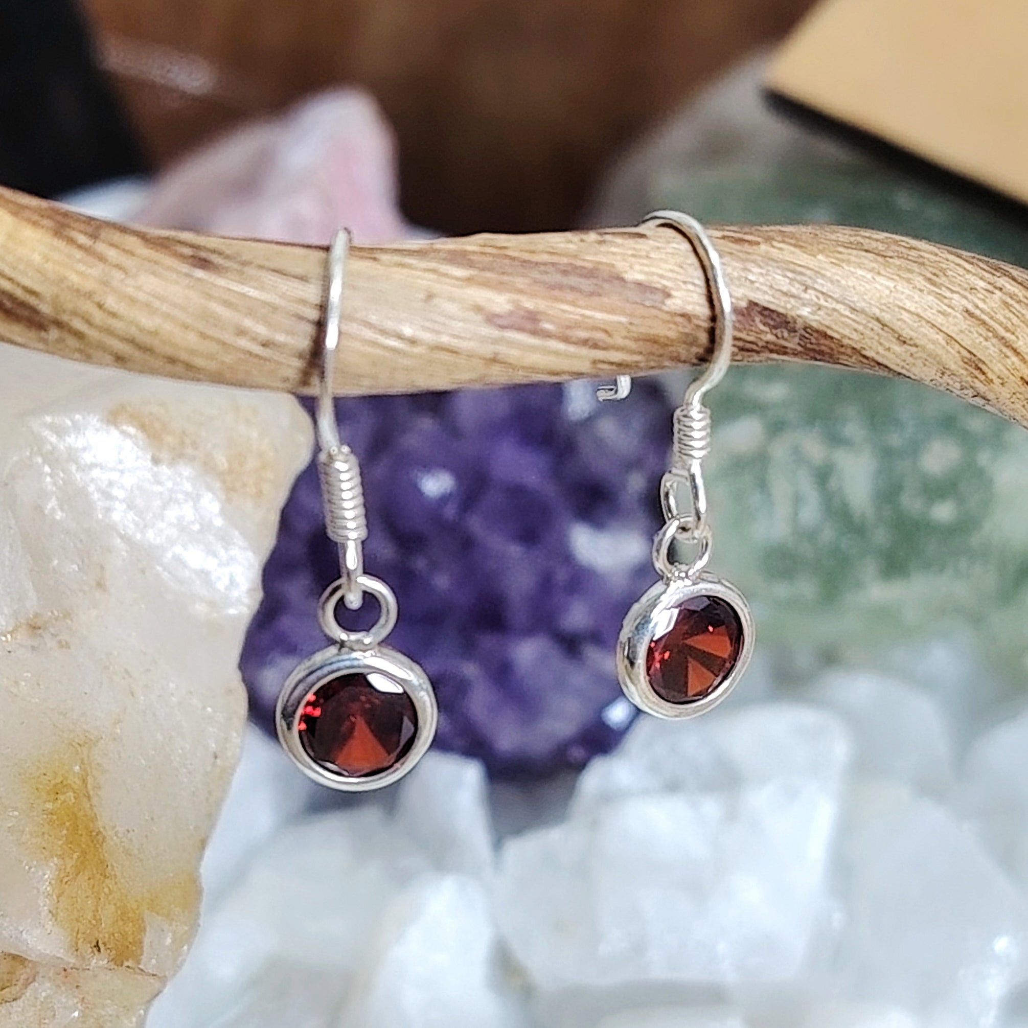Aros semi largos de plata punto de luz cristal rojo