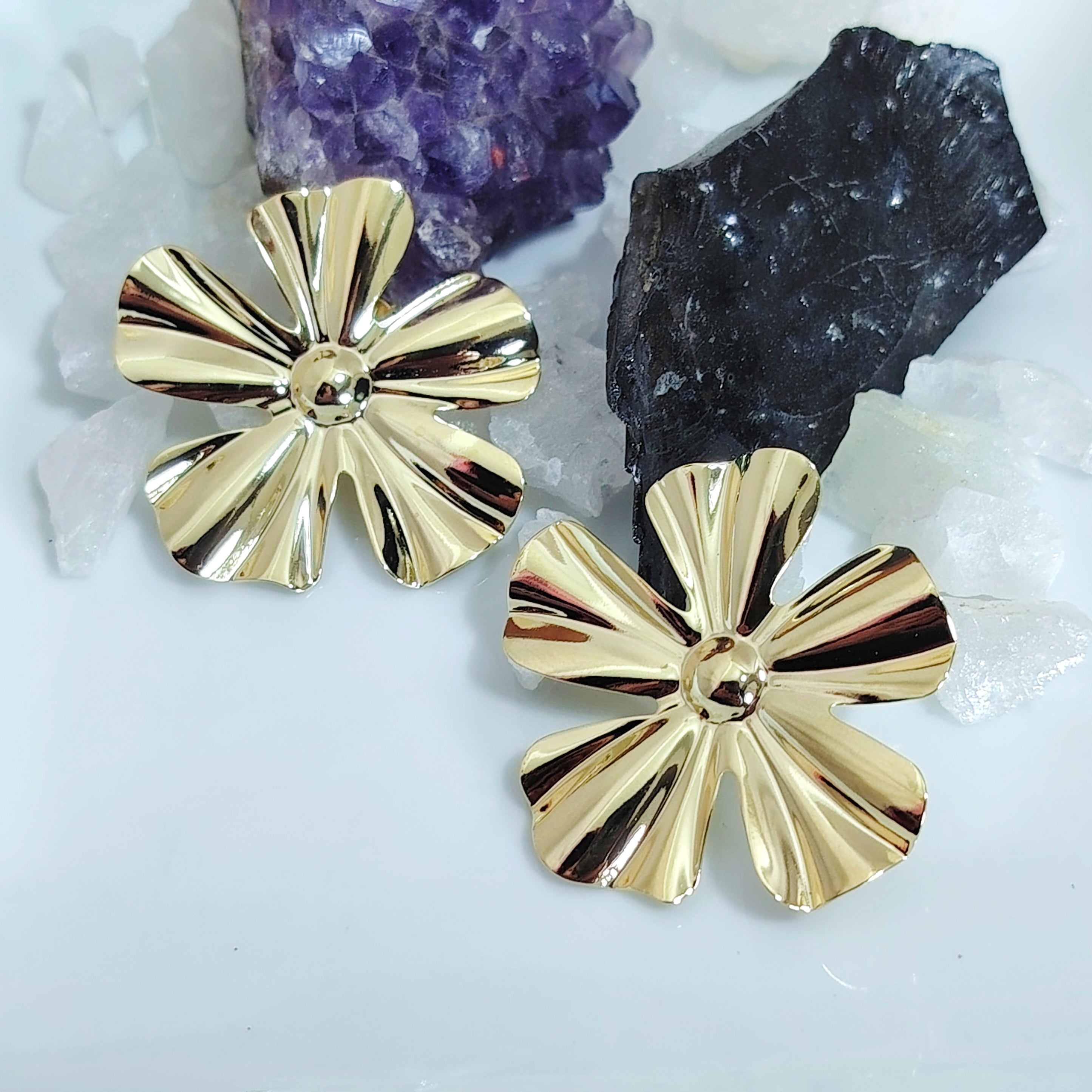 Aros pegados enchapados en oro flor con relieve satinada